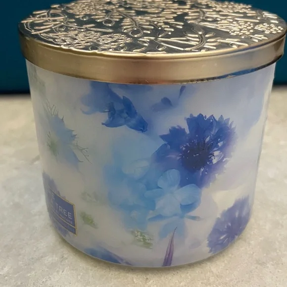 White Barn Under the Magnolia Tree Candle (14.5 oz). Never used. NWT - Picture 5 of 5